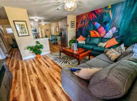 Modern & Comfy Lagoon Oasis - River Views - Parking, hotel in Titusville