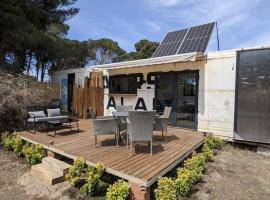 CoolTainer retreat: Sustainable Coastal forest Tiny house near Barcelona: Castelldefels'te bir küçük ev