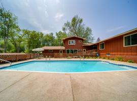 Lake Erie Getaway with Private Pool and Yard!, hotel dengan parking di Conneaut