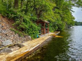 Riverfront Log Cabin on the Hudson with Private Dock, וילה בLake Luzerne