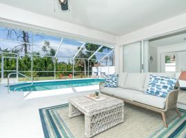 Beautiful Spacious Home! Close to Beaches - HEATED Private Pool: Englewood şehrinde bir villa