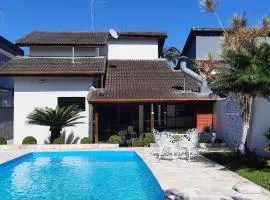 Lindo Sobrado com Piscina em Condomínio Fechado