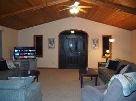 Northern Blessings - Large, Private, And Comfy!, cheap hotel in Gaylord