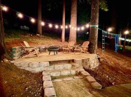 FirePit~Horseshoes~King Bed~Near Lake, Wine, Farms, vacation home in Pollock Pines
