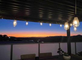 Mountain Views (3 min drive to beach), vacation home in Gerringong