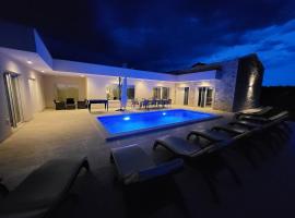 Villa Mare e Monti with heated pool, hytte i Umag