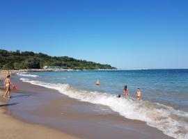 Chaika Sea Apartment, hotel in Varna