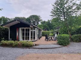 Fijn chalet met grote tuin op de Veluwe, vacation home in Epe