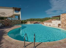 ISA-Residence with swimming-pool just 4 km from Baja Sardinia, apartments with outdoor private space and air conditioning, hotel en Cala Bitta