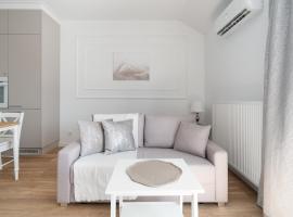 White Elegance Apartment with AC & FREE GARAGE by Renters, апартаменти у Познані