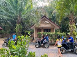 Khiang Khaolak ATV & Resort, hotel dengan parkir di Khao Lak