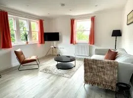 Stylish Central Reading Apartment - Free Parking