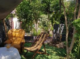 Maison Fi côté nature et relax, mer et centres à 2 pas, 3 chambres triples et privées, parties communes , jardin arboré, tonnelles, barbecue, hotel a Valras-Plage