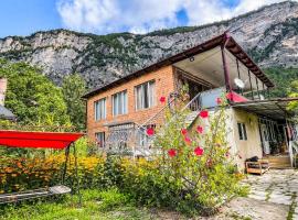 Guest House Oasis - Tvishi, casa per le vacanze a Tvishi