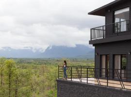 StayVista's Panoramic Peaks - Mountain-View Villa with Pool, Tent & Turf, Hotel in Saralgaon