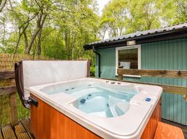 Heather Lodge 10 with Hot Tub, apartment in Belladrum