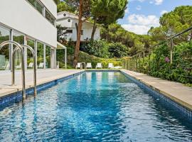 Design villa sea views and lap pool, hotel en Cabrils