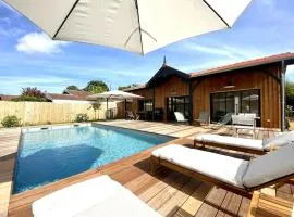 Villa neuve bardée en bois avec piscine