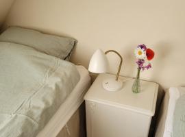 Atma Guesthouse - cozy and simple bed & breakfast in the countryside, B&B in Marstal