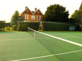 The Highlands - Nr Rye - Tennis Court โรงแรมในIden
