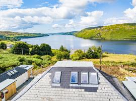 Luxury 4 Bedroom Cottage With Stunning Views Near Fairy Pools!, hotel en Carbost