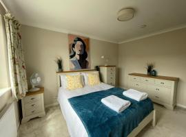 Addlestone Stylish Modern 3 bedroom house 6, hotel u gradu Adlston