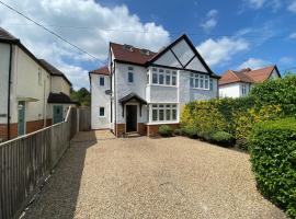 Ascot stunning and modern 4 bedroom town house with 156 sq ft garden office 28, hotell i Ascot