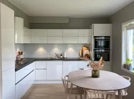 Moderne leilighet, 3 sov, parkering.
