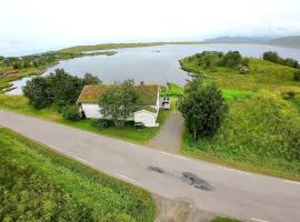 Lite hus ved sjøen, hotel Evjen városában