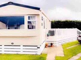 Beautiful 3 bed Static Caravan with Snowdon views in Caernarfon, hotel em Caernarfon