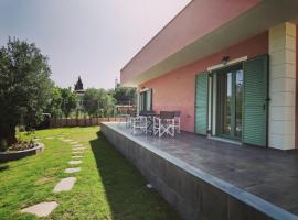 Elpida Suites, hotel em Nea Iraklia