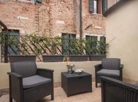 Sant'Aponal Cozy Apartment with Balcony R&R