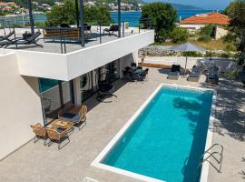 Nice Home In Prizba With Outdoor Swimming Pool, casa vacanze a Prižba