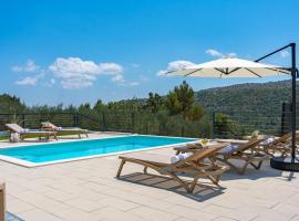 NEW! Modern Villa Nacle with private Pool, cabaña o casa de campo en Duće