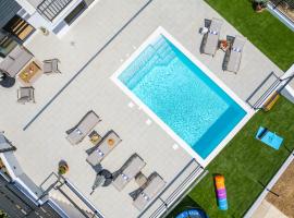 NEW! Modern Villa Nacle with private Pool, kotedžas mieste Duće