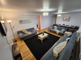 Spacious 3 bedroom apartment mins to NYC!, lägenhet i Union City