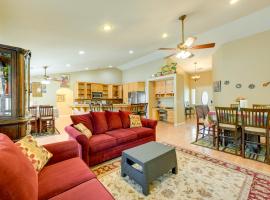 Porterville Getaway with Patio and Valley Views!, hotel en Porterville