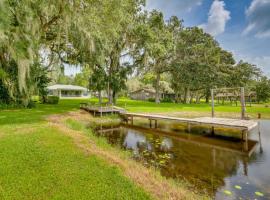 Waterfront Floral City Home On Bradley Lake!, hotel con parking en Floral City