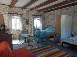 19th century stone house on the seashore, cabaña o casa de campo en Radovići