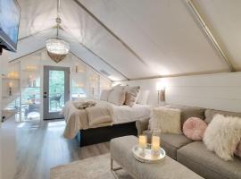 Love Shack Luxury Glamping Tent Honeymoon Theme, hotel in Scottsboro