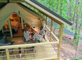 11 Love Shack Luxury Glamping Tent Lovers Theme, tented camp en Scottsboro