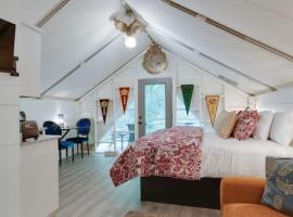 9 Hogwarts Luxury Glamping Tent Hogwarts Theme, tented camp en Scottsboro