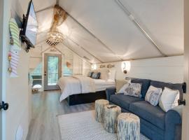 7 Fishing Lure Luxury Glamping Tent Fishing Theme, luksusteltta kohteessa Scottsboro
