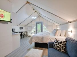 12 Launch Pad Luxury Glamping Tent Space Theme, луксозна палатка в Скотсбъро