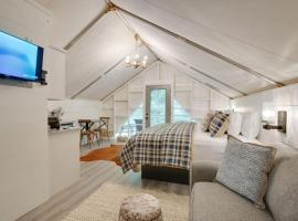 10 The Lodge Luxury Glamping Tent Hunting Theme, луксозна палатка в Скотсбъро