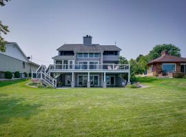 Lakefront Syracuse Home with Deck and Private Dock!, casa o chalet en Syracuse