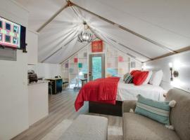 8 Game Room Luxury Glamping Tent Arcade Theme, hôtel à Scottsboro