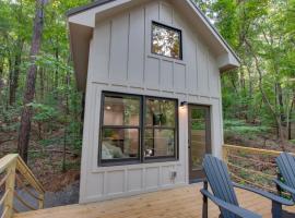 6 Pine Luxury Treehouse near Lake Guntersville, хотел в Скотсбъро