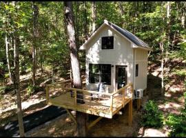 2 Maple Luxury Treehouse near Lake Guntersville, tjaldstæði í Scottsboro