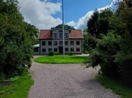 Sjötorps Säteris 1600-tals Huvudbyggnad, casa de hóspedes em Larv